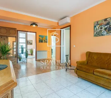 OPATIJA, ETAŽA VILE S GARAŽOM I PARKINGOM - cover