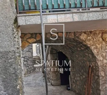 OTOK KRK, DOBRINJ, AUTOHTONA KUĆA U STAROJ JEZGRI - cover