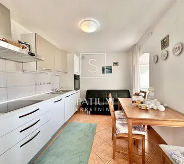 KOSTRENA, KUĆA S OKUĆNICOM I POGLEDOM NA MORE - cover