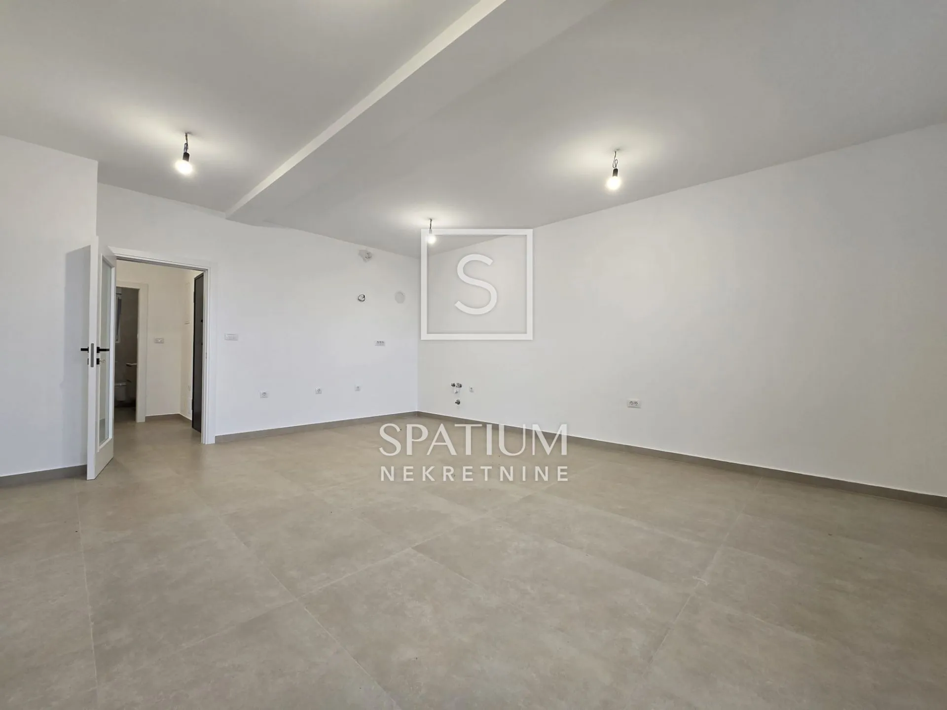 VIŠKOVO, TROSOBAN STAN S DNEVNIM BORAVKOM U NOVOGRADNJI - cover