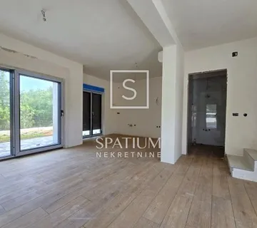 JADRANOVO, STAN S OKUĆNICOM U NOVOGRADNJI - cover