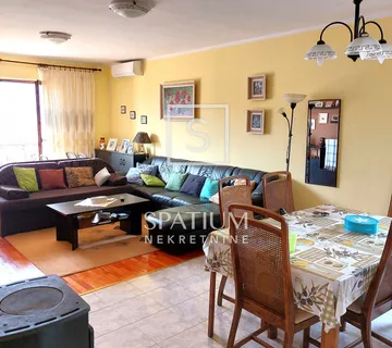 NOVI VINODOLSKI, SAMOSTOJEĆA KUĆA S OKUĆNICOM - cover