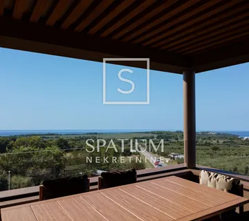 POREČ, OKOLICA, DVOSOBAN STAN S DVIJE TERASE NA DRUGOM KATU  - cover