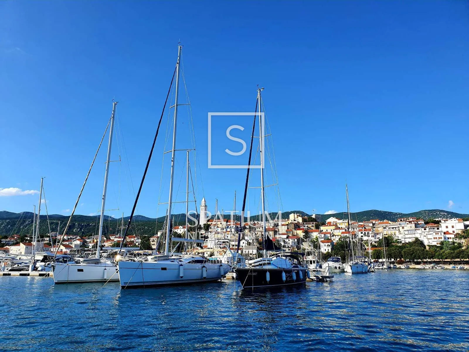 NOVI VINODOLSKI, NOVOGRADNJA S BAZENOM, NA ODLIČNOJ LOKACIJI - cover