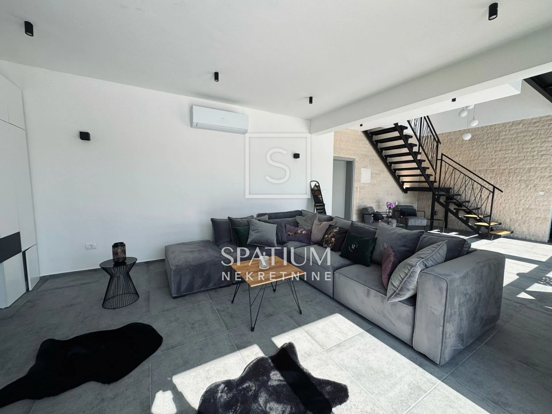 MARČANA, MODERNA VILA S BAZENOM - cover