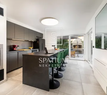 MALINSKA, OTOK KRK, TROETAŽNI STAN - cover