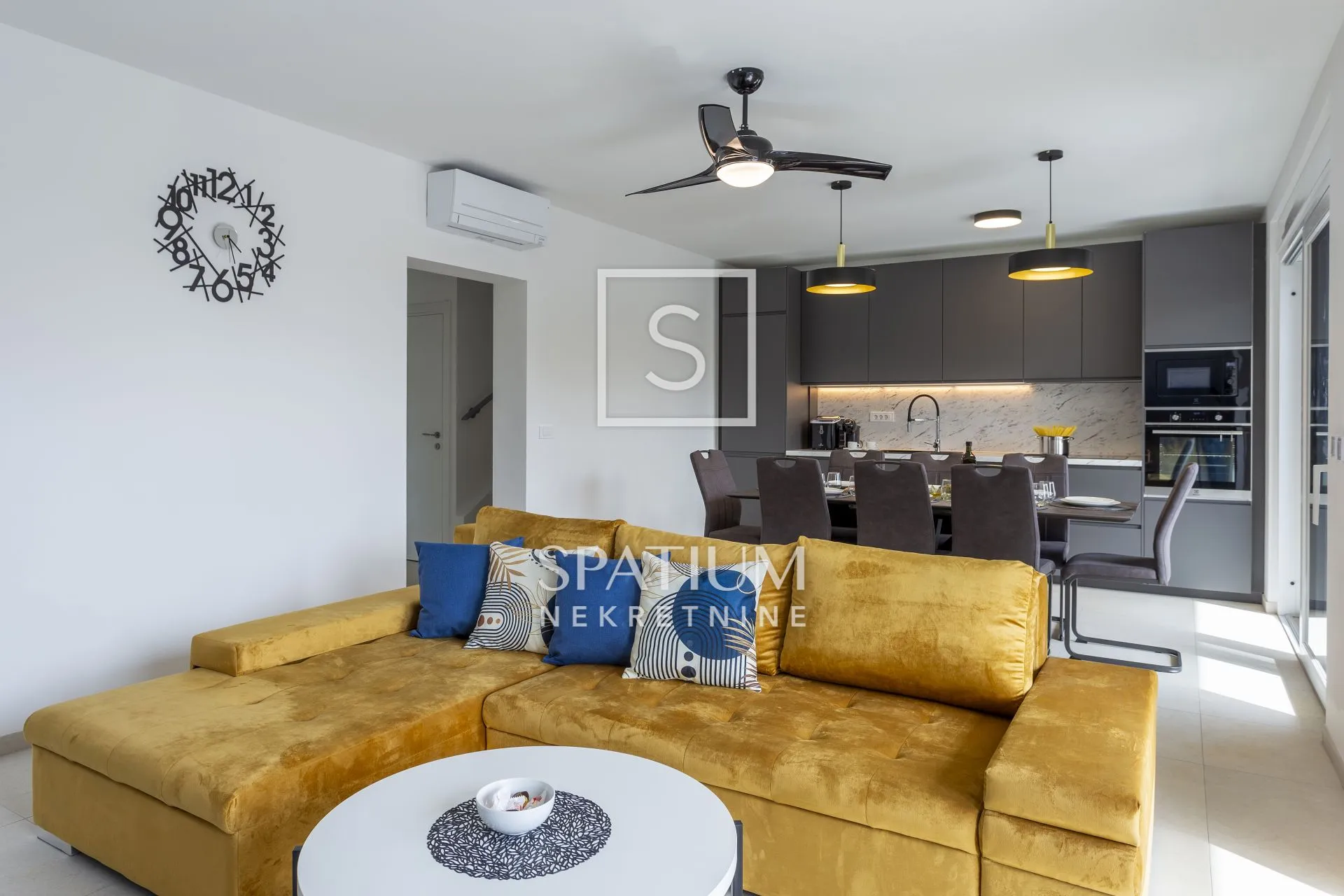 MEDULIN, KUĆA S POGLEDOM NA MORE NA SAMO 150 m OD PLAŽE - cover