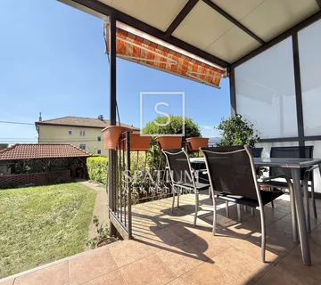 HOSTI, PROSTRANI TROSOBNI STAN S OKUĆNICOM ZA DUGOROČNI NAJAM - cover