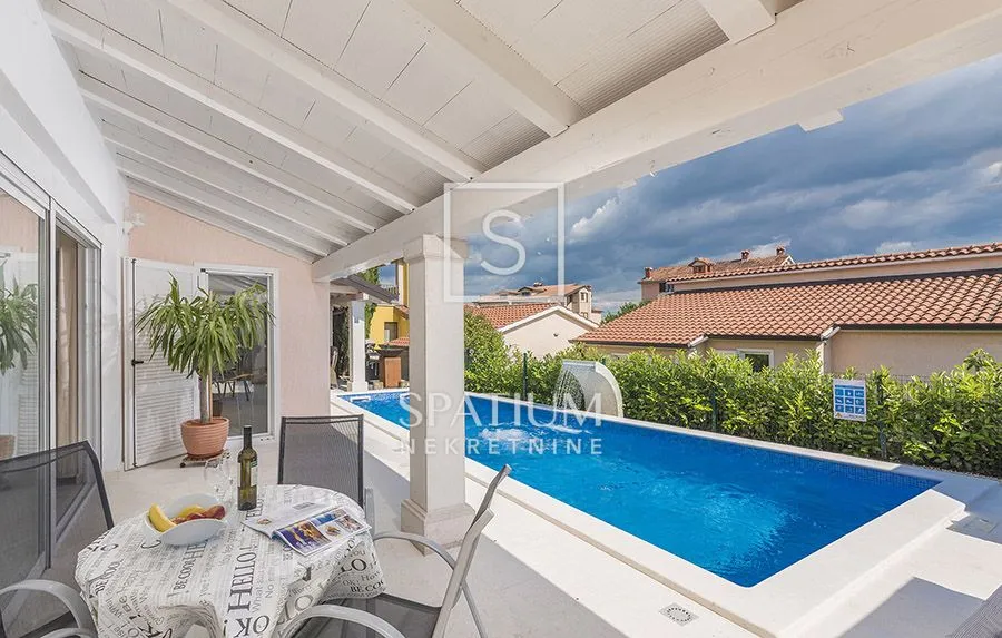 POREČ, PRIZEMNICA S BAZENOM NA MIRNOJ LOKACIJI - cover