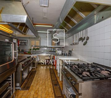 CRIKVENICA, OPREMLJEN POSLOVNI PROSTOR - RESTORAN NA VRHUNSKOJ LOKACIJI - cover