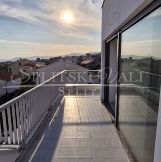 NAJAM Kaštela luksuzan penthouse, prvo useljenje, parking, pogled - cover