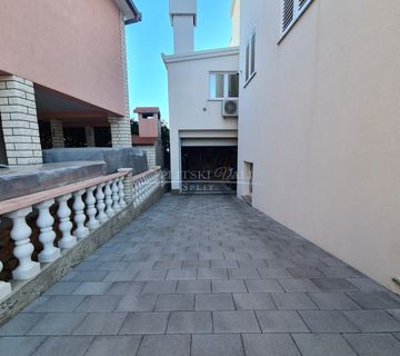 Prostrani trosobni stan na Čiovu – Idealno za život ili investiciju - cover