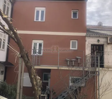 Novalja, Kuća s 4 apartmana u centru stare jezgre Novalje - cover