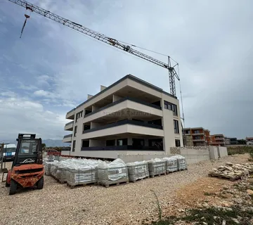 Povljana, otok Pag, 2S+DB, prizemlje sa dvorištem,novogradnja s liftom