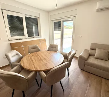 Stan Vodice, PRILIKA, novonamješteno, 2S+DB, okućnica, parking