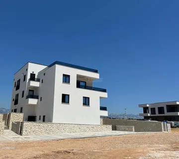 Povljana, otok Pag, 2S+DB, 1. kat, bazen i dvorište