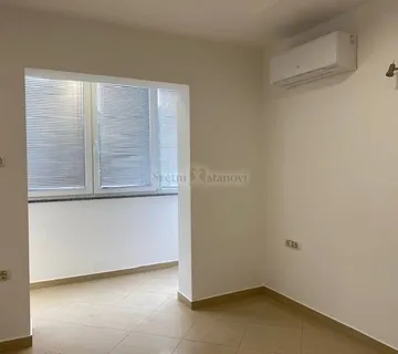 Pobri, izvrstan poslovni prostor s terasom, 40 m2 - cover