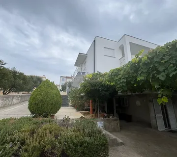 Novalja, Kuća s 4 apartmana, blizina i pogled na more