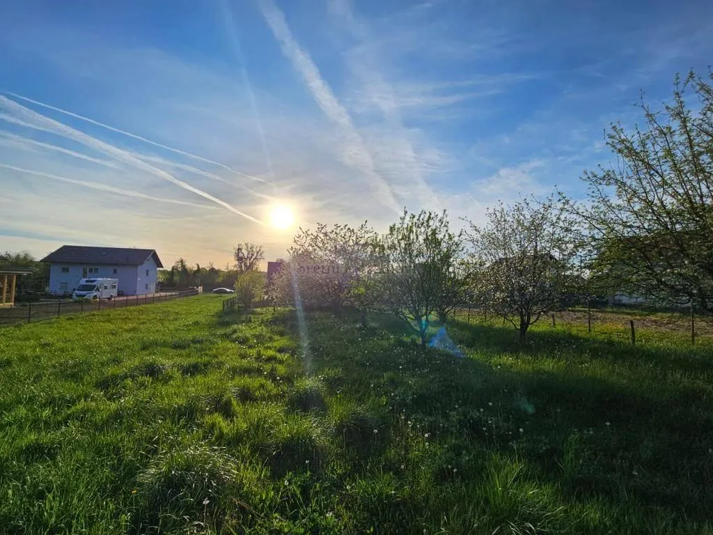 Građevinsko zemljište i 2 kuće (2212 m2) - Stubičke Toplice - cover