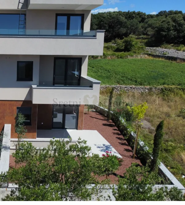 Stan Jakišnica, 2S + DB, okućnica - cover