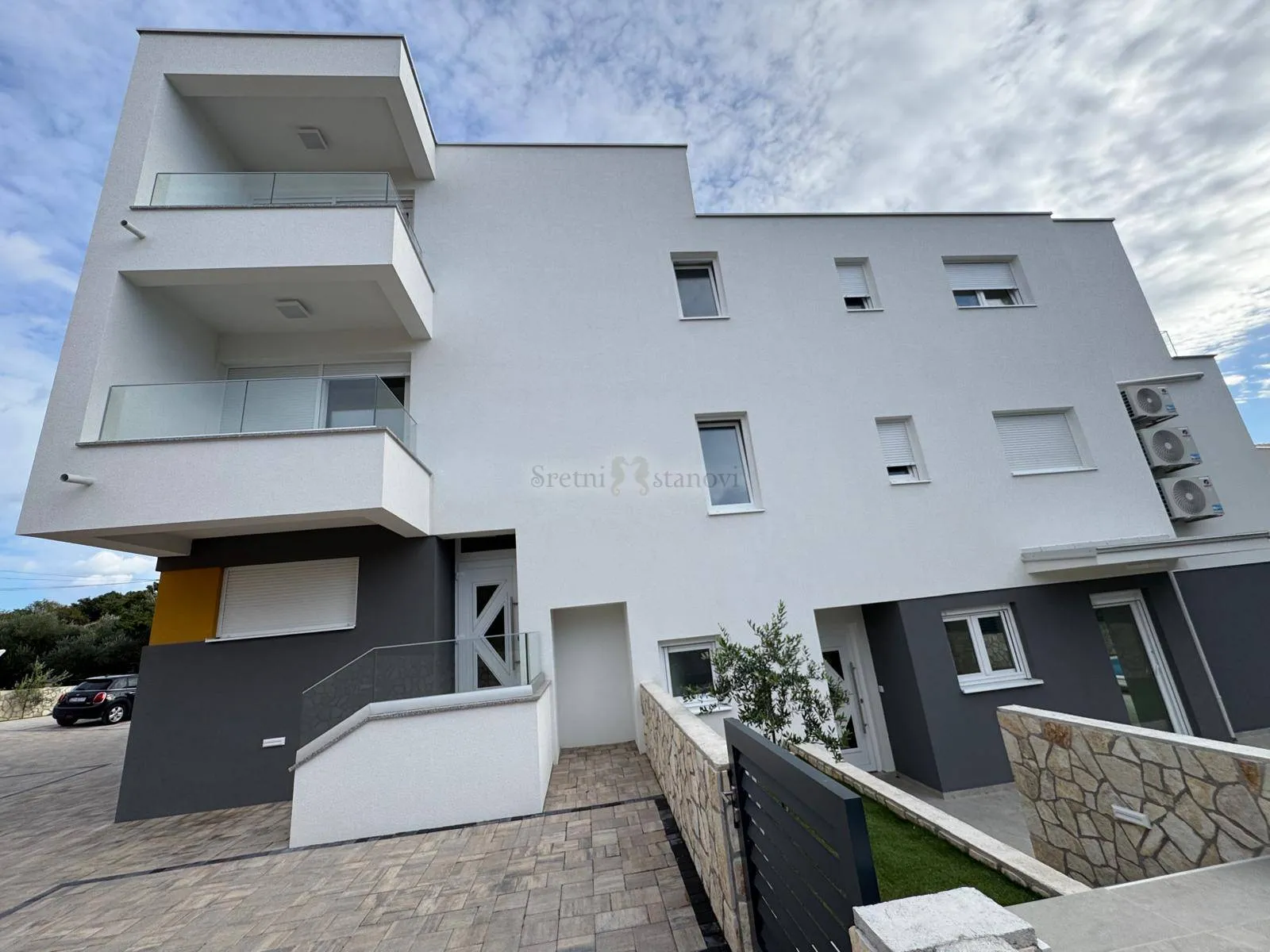 Stan Novalja, 2S + DB, djelomičan pogled na more - cover