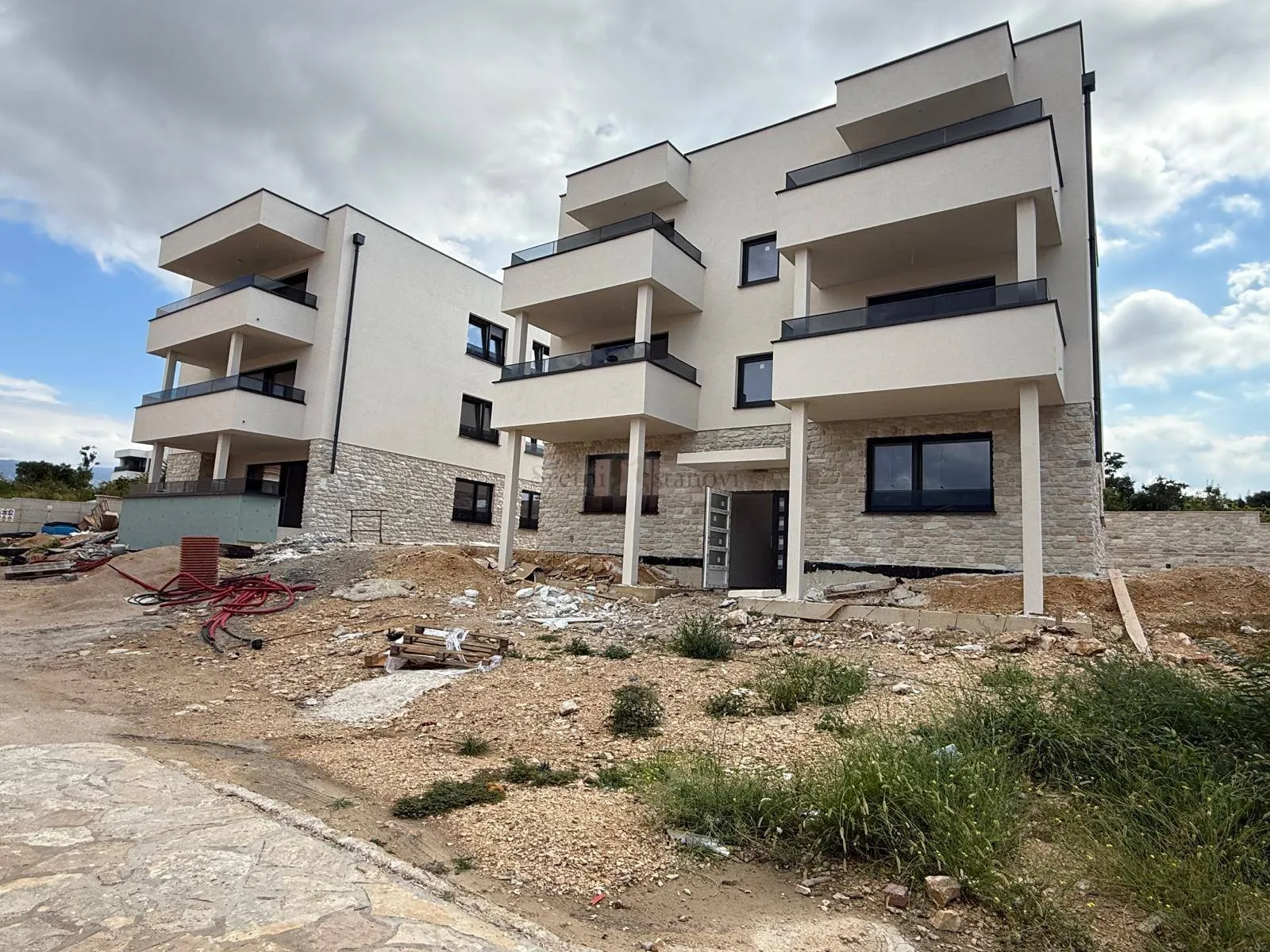 Stan Novalja, 1S + DB, pogled na more - cover