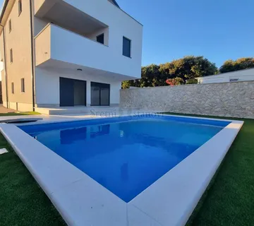 Mandre,otok Pag,moderan stan s privatnim bazenom i vrtom - Mandre, Kolan