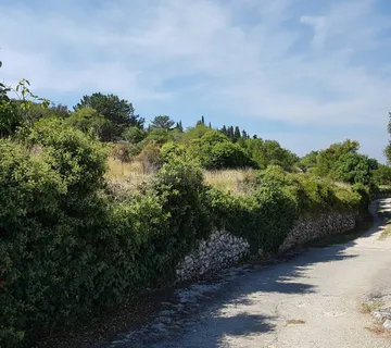 Dva građevinska zemljišta veličine 1.171,5 m² na Otoku Braču – Nerežišća