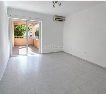 NOVALJA, PRILIKA, apartman, stan 2S+DB, velika terasa, parking