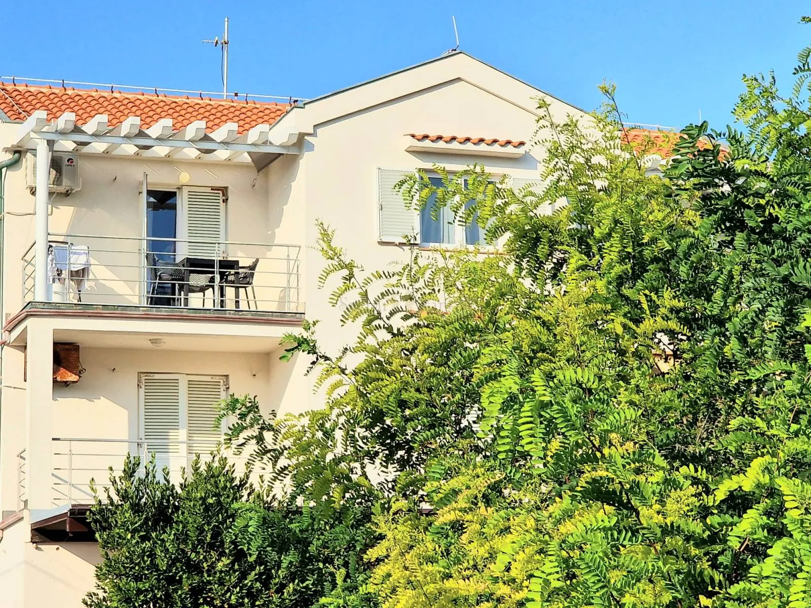 Pag- dva apartmana, pogled na more, vrt - cover