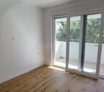 Stara Novalja, 2S+DB, s balkonom i parkingom,novogradnja - cover