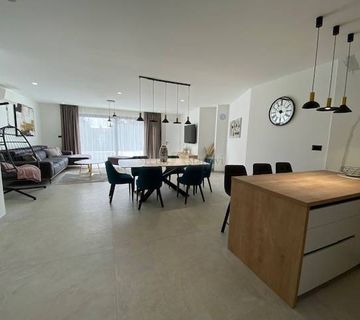 Opatija, Pobri, kuća (troetažni stan) s bazenom za najam, novogradnja, 3S+DB, 210 m2 - cover