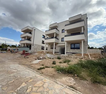 Stan Novalja, 1S + DB, okućnica - cover