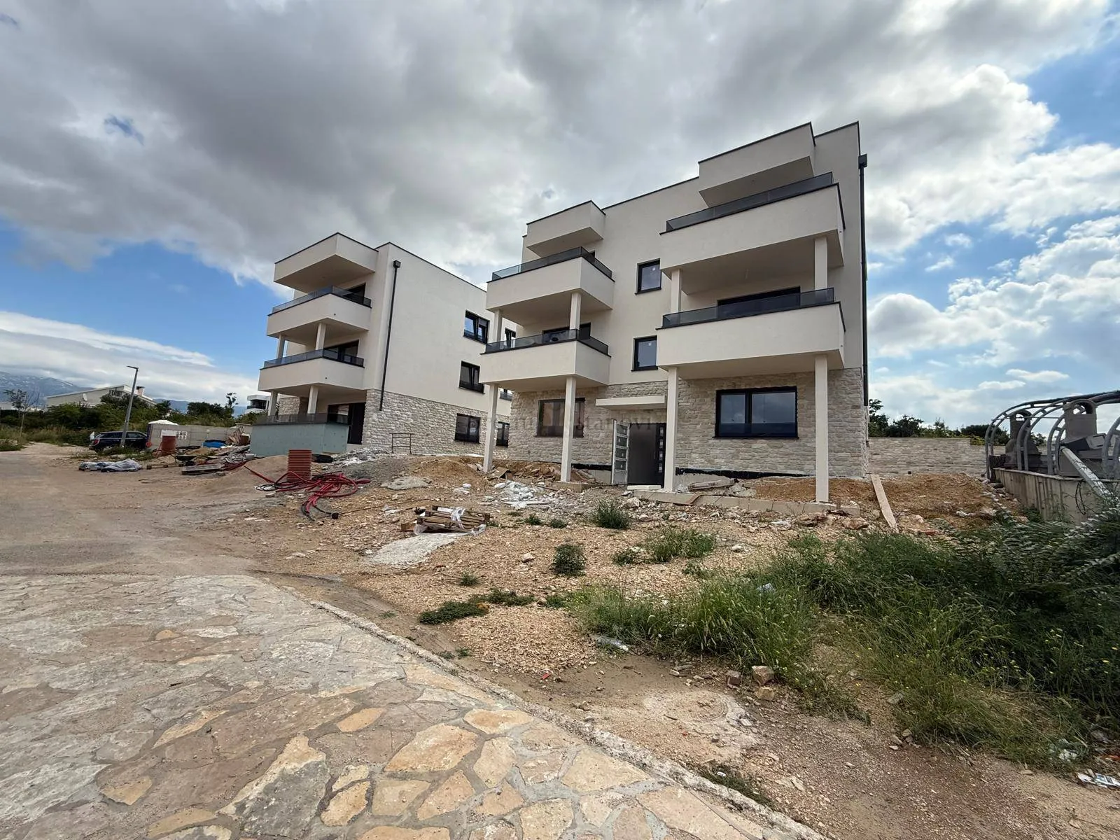 Stan Novalja, 1S + DB, okućnica - cover