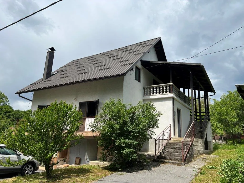 Prodajem se kuća na mirnoj lokaciji , 2km od Tounja - cover
