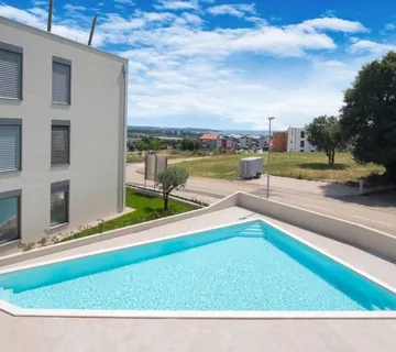 NOVIGRAD -STAN U NOVOGRADNJI SA KROVNOM TERASOM I BAZENOM NA PRODAJI - cover