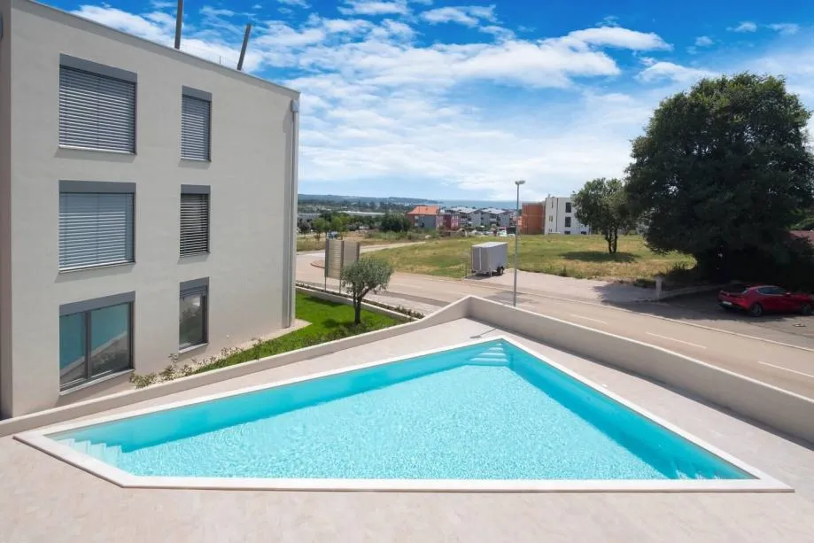 NOVIGRAD -STAN U NOVOGRADNJI SA KROVNOM TERASOM I BAZENOM NA PRODAJI - cover