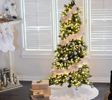 Bijeli tepih dekoracija ispod bora - cover