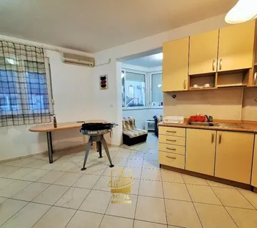 Pakoštane, dvosobni apartman 41 m2 u prizemlju, 400 metara od mora