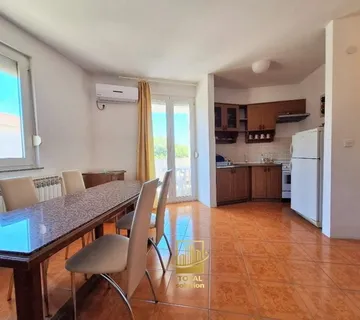 Pakoštane, dvosobni apartman 44 m2 na 1. katu, 400 metara od mora
