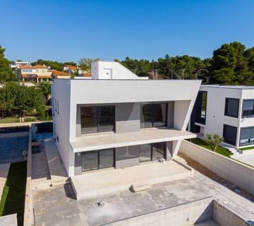 VILA S BAZENOM, PRODAJA, MEDULIN, 280 m2 - cover