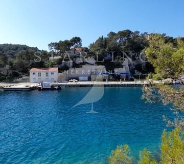 GRAĐEVINSKO ZEMLJIŠTE S BENZINSKOM PUMPOM, PRODAJA, BRAČ, 1300 m2 - cover