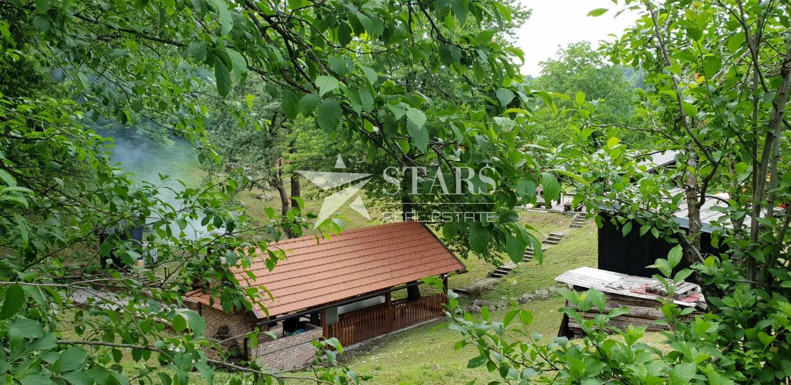 Ogulin, Građevinsko zemljište s drvenom kućom – oaza mira - cover