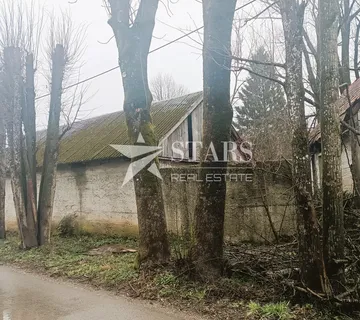 Plaški - Građevinsko zemljište 1005 m2 sa starim imanjem - cover