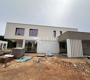 Labin - villa sa bazenom i okućnicom - cover