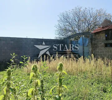 PLAŠKI - Na prodaju imanje za adaptaciju u blizini centra  - cover