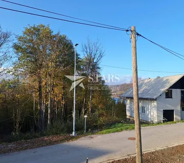 Gorski kotar, Fužine - atraktivan teren sa djelomičnim pogledom na jezero Bajer - cover