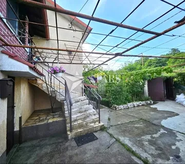 Viškovo - Saršoni, dvojna kuća s dva stana, garažom i vrtom - cover