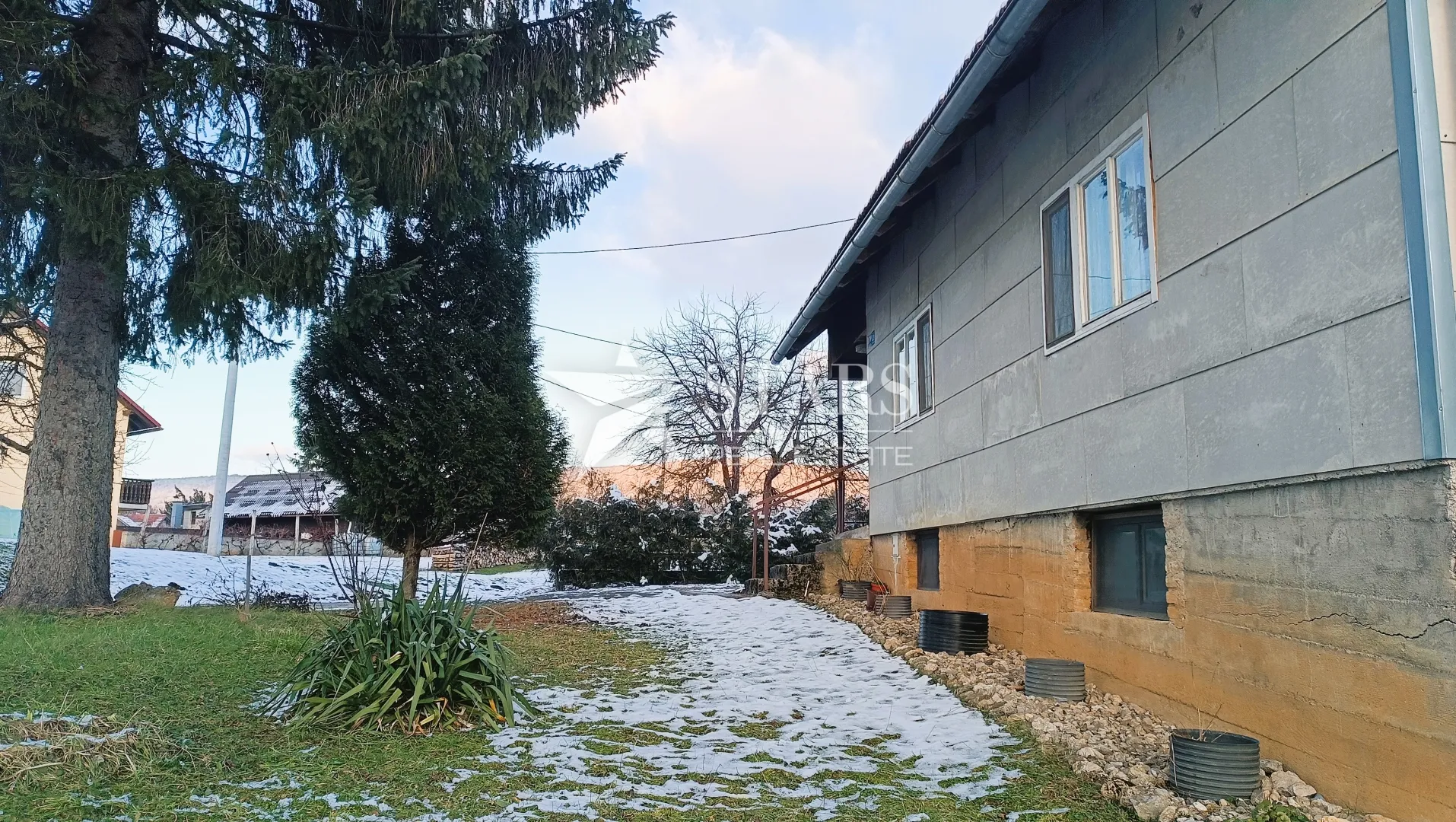 Josipdol - Oštarije, kuća s velikom okućnicom - cover