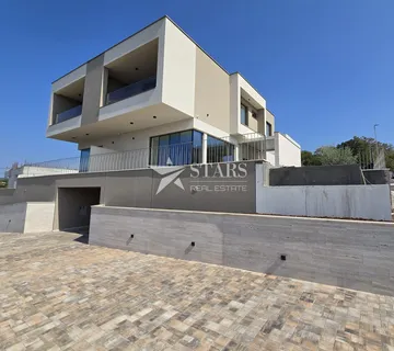 Rijeka, Kostrena - luksuzni troetažni stan s panoramskim pogledom na more, bazenom i privatnim liftom - cover